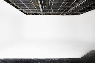 A large white infinity cove from the project "Studio" by Richard Boll.