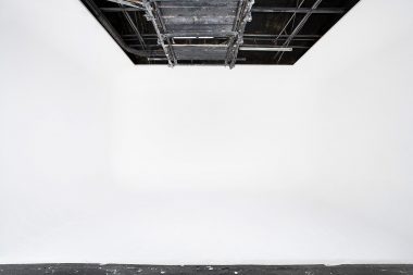 A large white infinity cove in an empty photography studio.