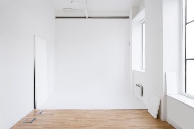 A small white infinity cove from the project "Studio" by Richard Boll.