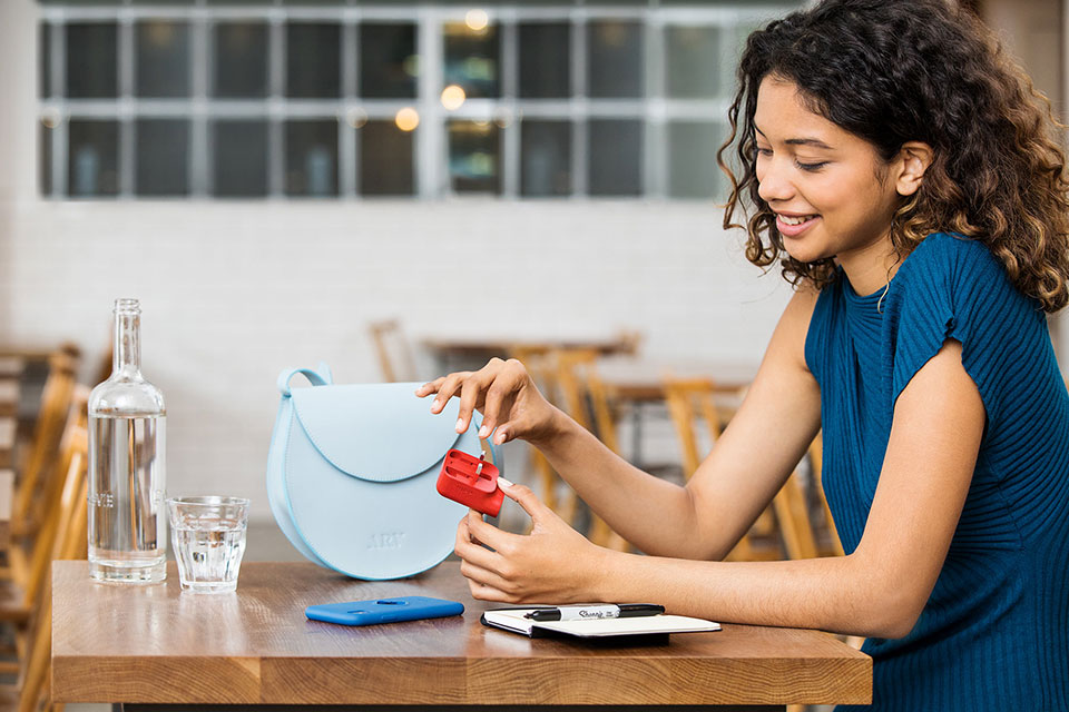 lifestyle-photography-of-woman-in-cafe-with-nolii-product