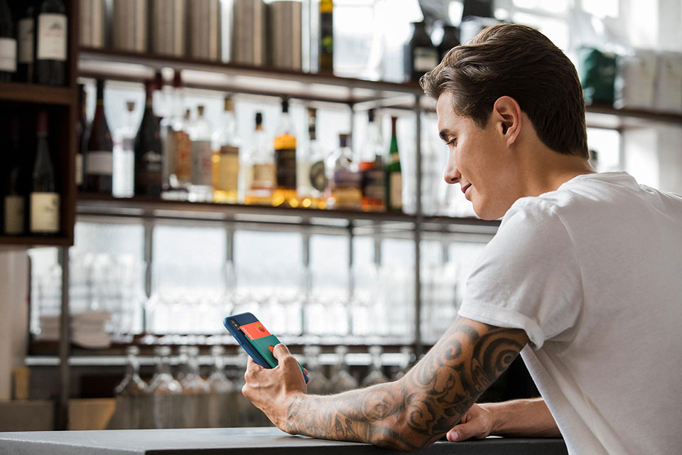lifestyle-photograph-of-man-holding-nolii-product-in-bar