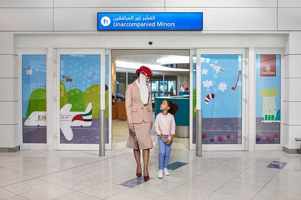 lifestyle-advertising-photograph-of-stewardess-and-child-for-emirates-airline-london