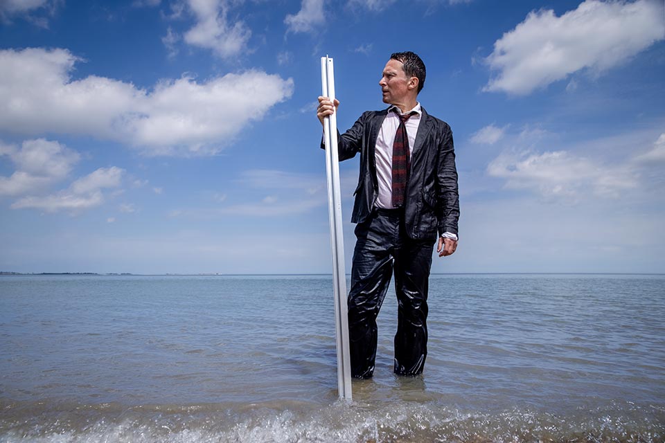 a portrait of the artist adam chodzko in the sea in whitstable kent copyright richard boll