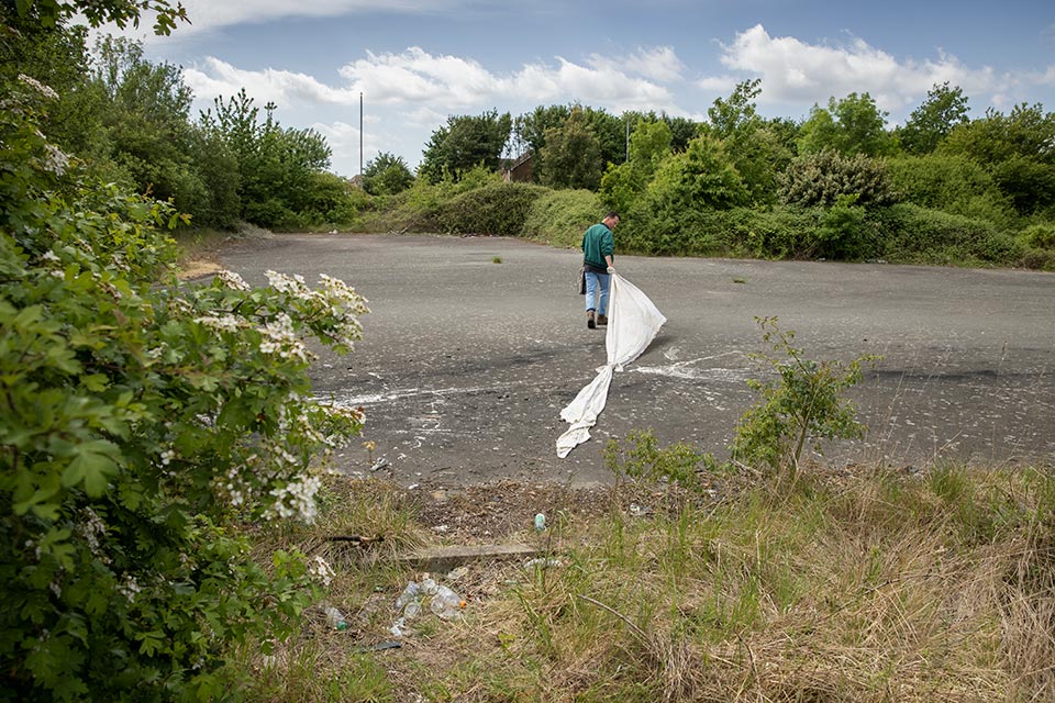 the artist adam chodzko dragging a white sheet in whitstable kent copyright richard boll